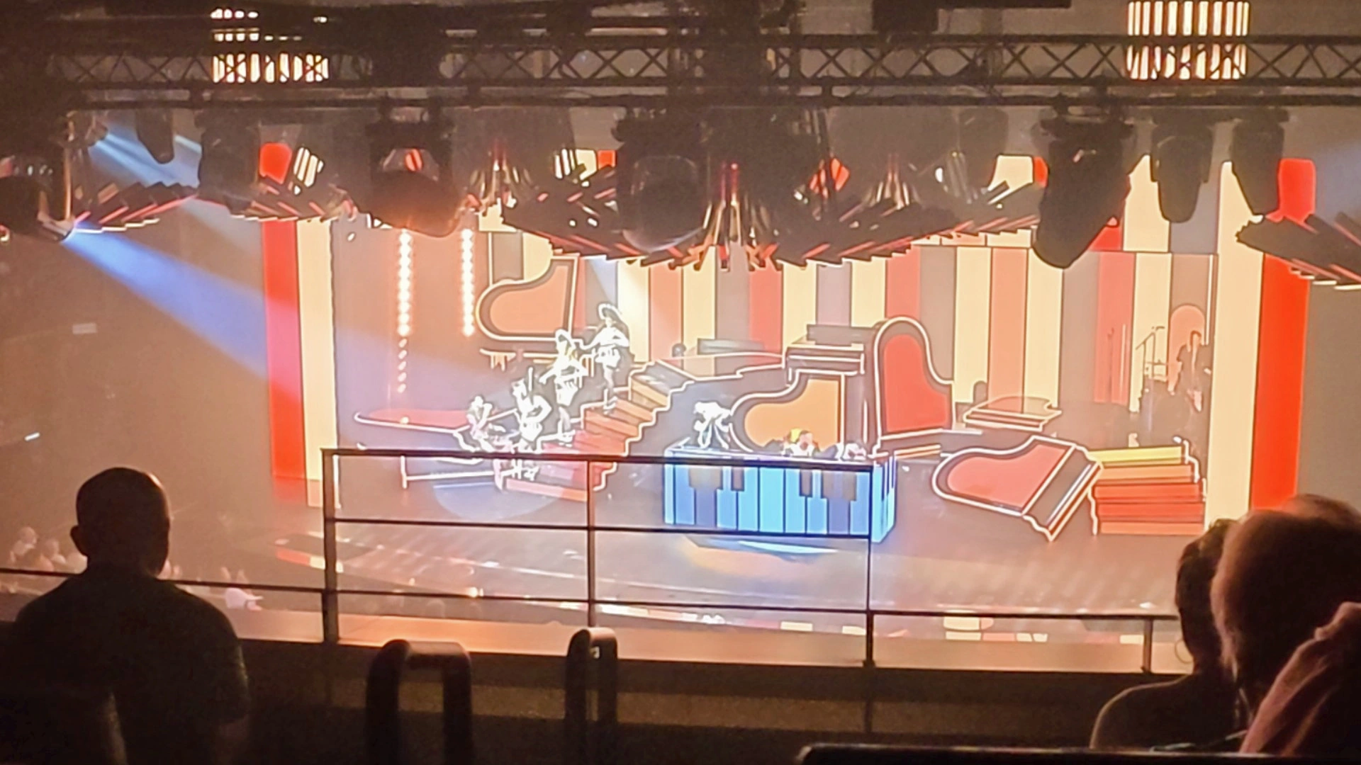 Elton John Show Norwegian Luna