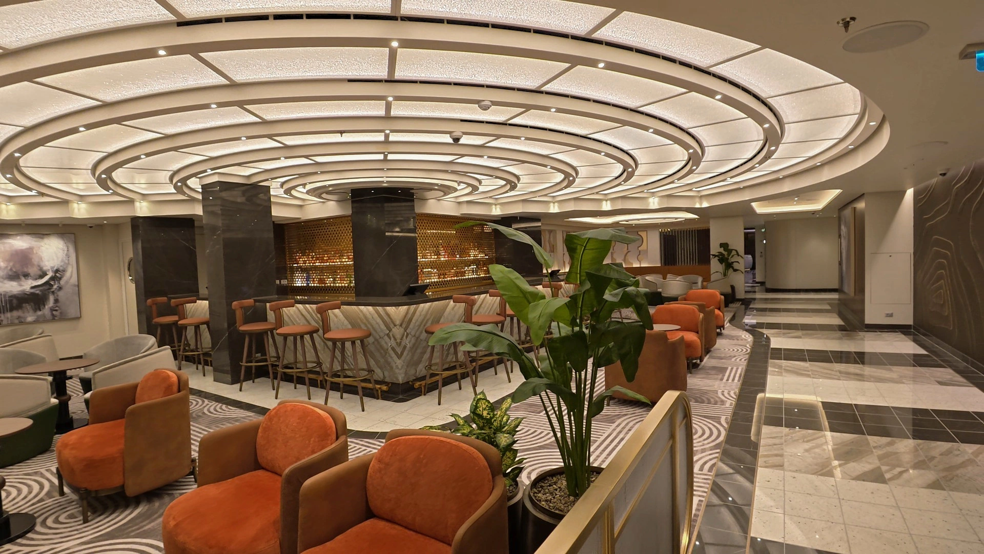 Metropolitan Bar on Norwegian Luna