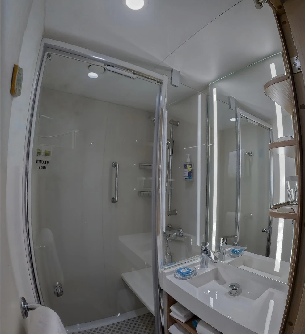 Split bathroom layout in Infinite Family Balcony, Star of the Seas