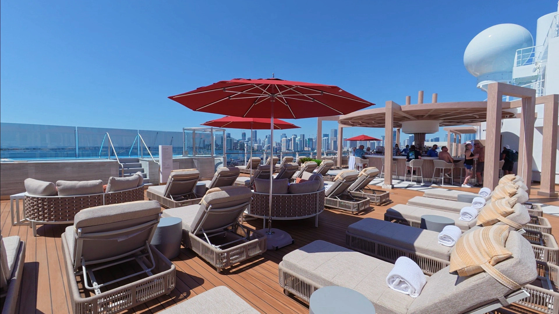 Vibe Beach Club Norwegian Luna