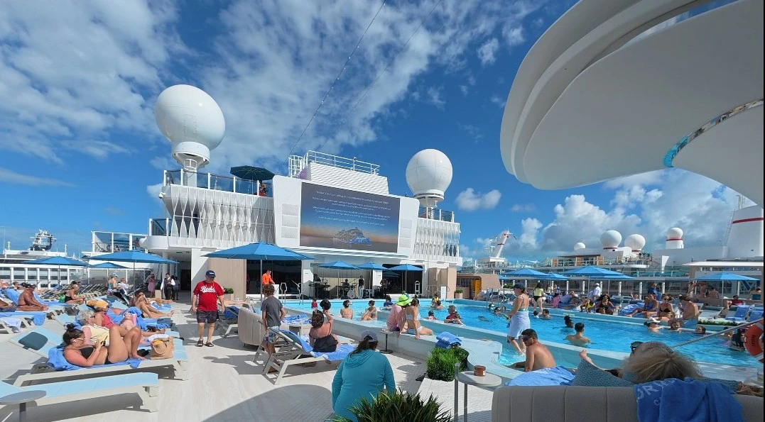 Main Pool Norwegian Luna