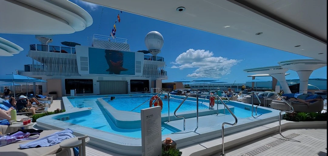 Main Pool on Norwegian Luna